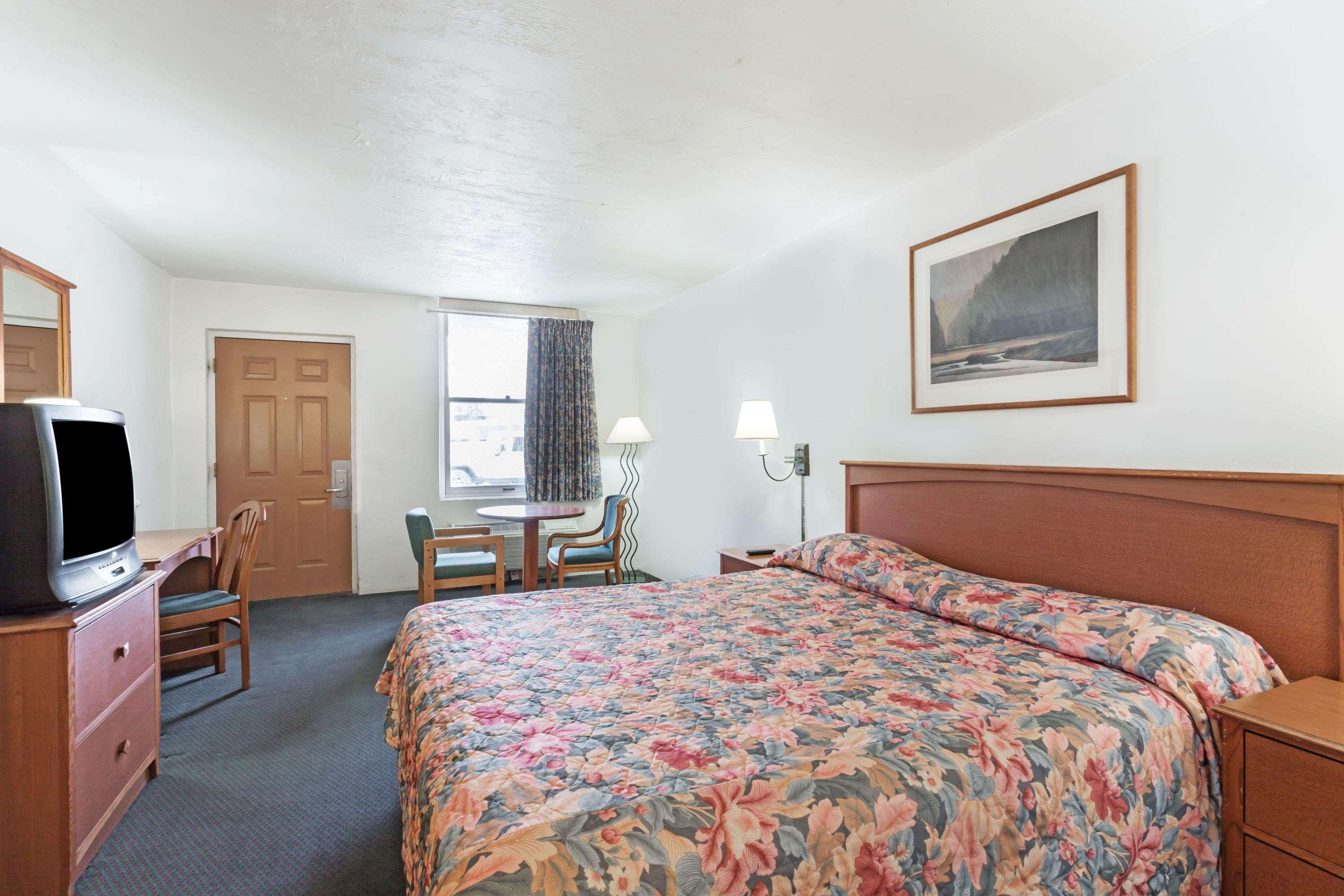 Americas Best Value Inn Wendover Exteriör bild
