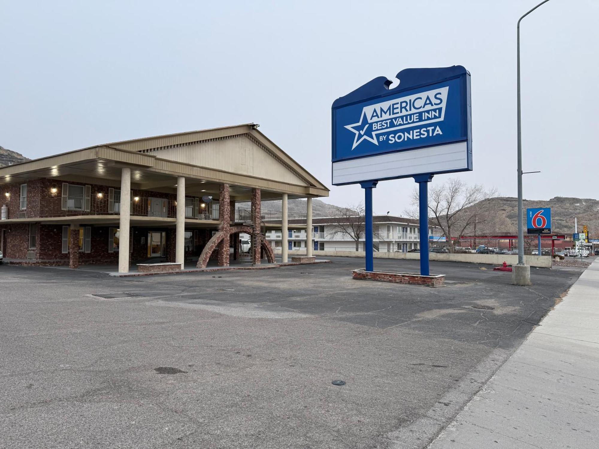 Americas Best Value Inn Wendover Exteriör bild